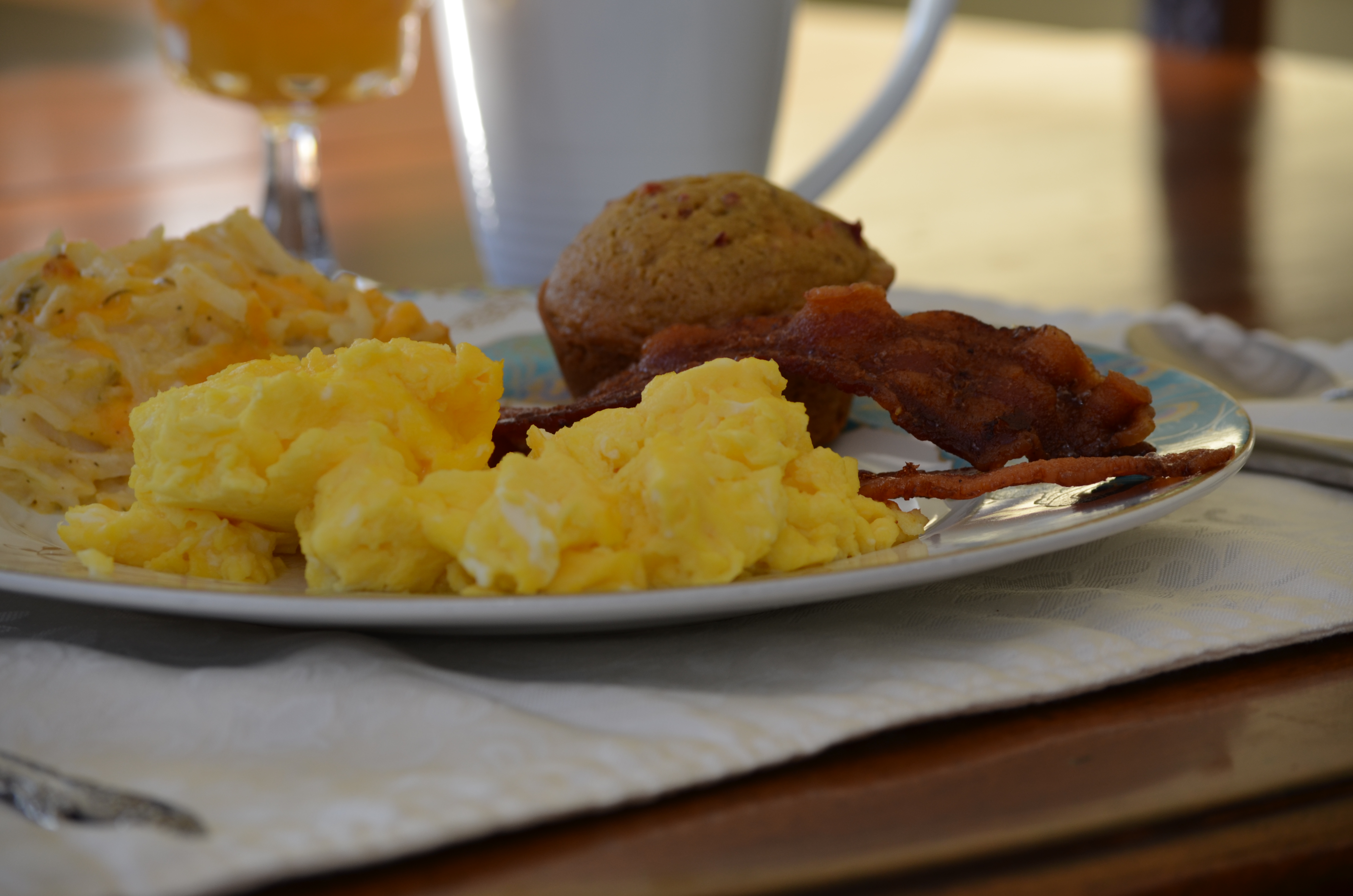 a plate of breakfast food
