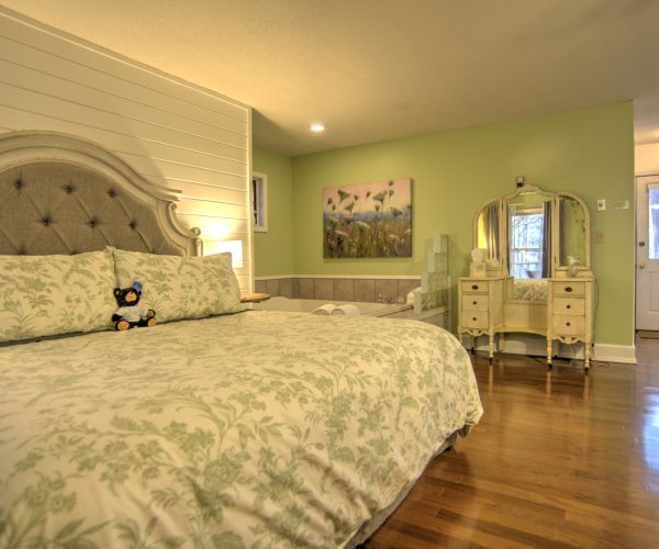 Interior picture of the Queen Anne's Lace Cottage.
